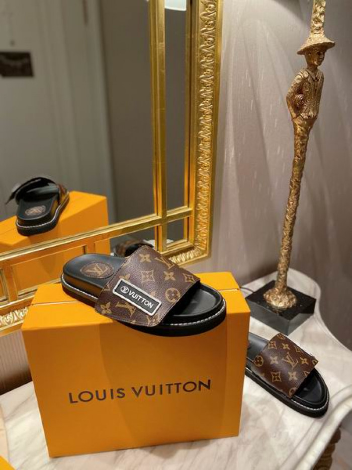 LV  SLIPPERS