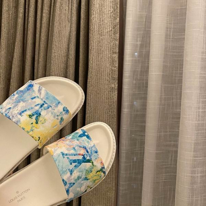 LV  SLIPPERS