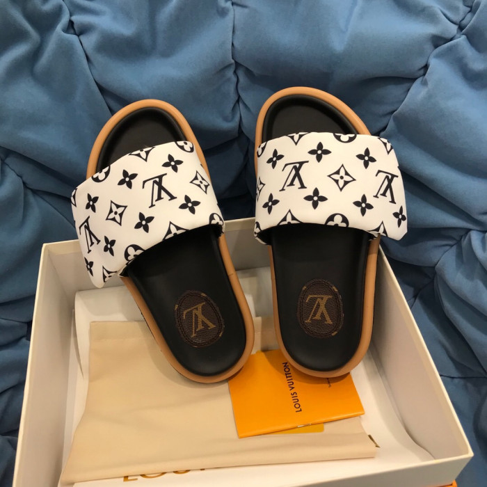 LV  SLIPPERS